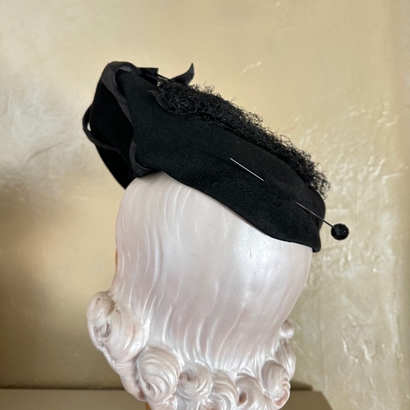 SPLENDID 1940s\' BLACK HAT WITH ROOSTER FEATHERS, SATIN BANDS, HAT PIN + VEILING main image 5